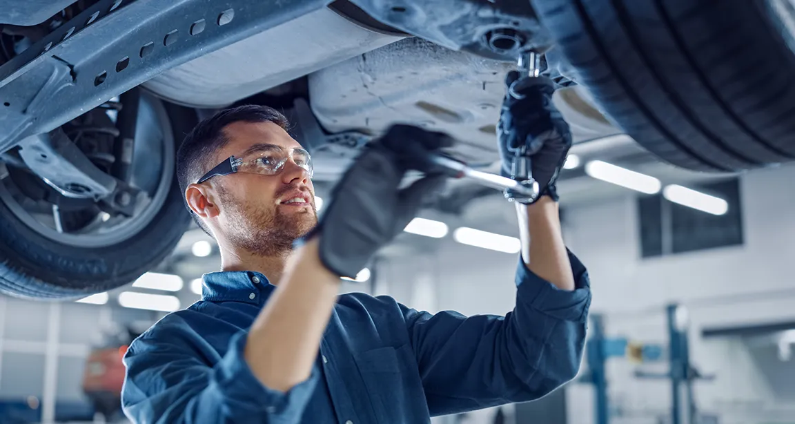Mechaniker nutzt das React-basierte Werkstattportal mit Headless CMS Contentful